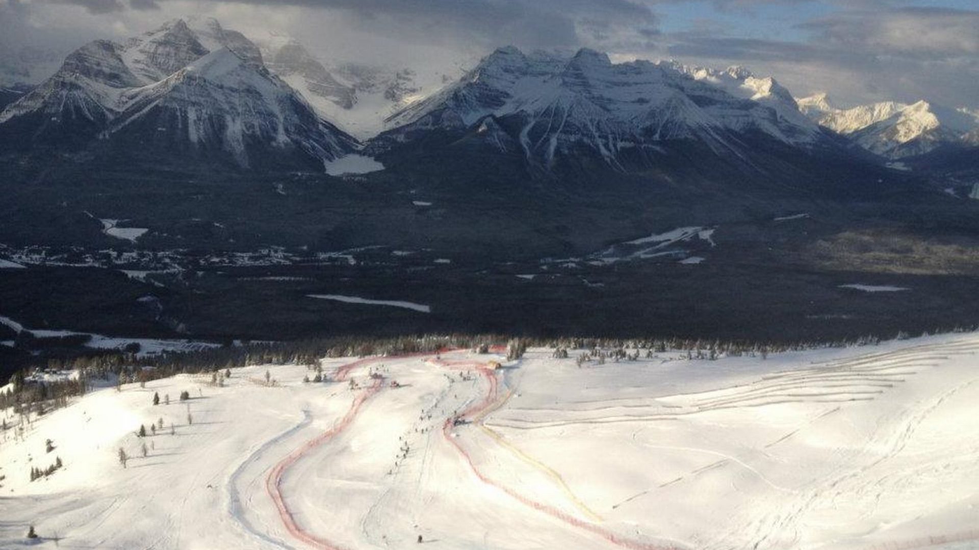 lake-louise-view-from-the-top-of-the-cours