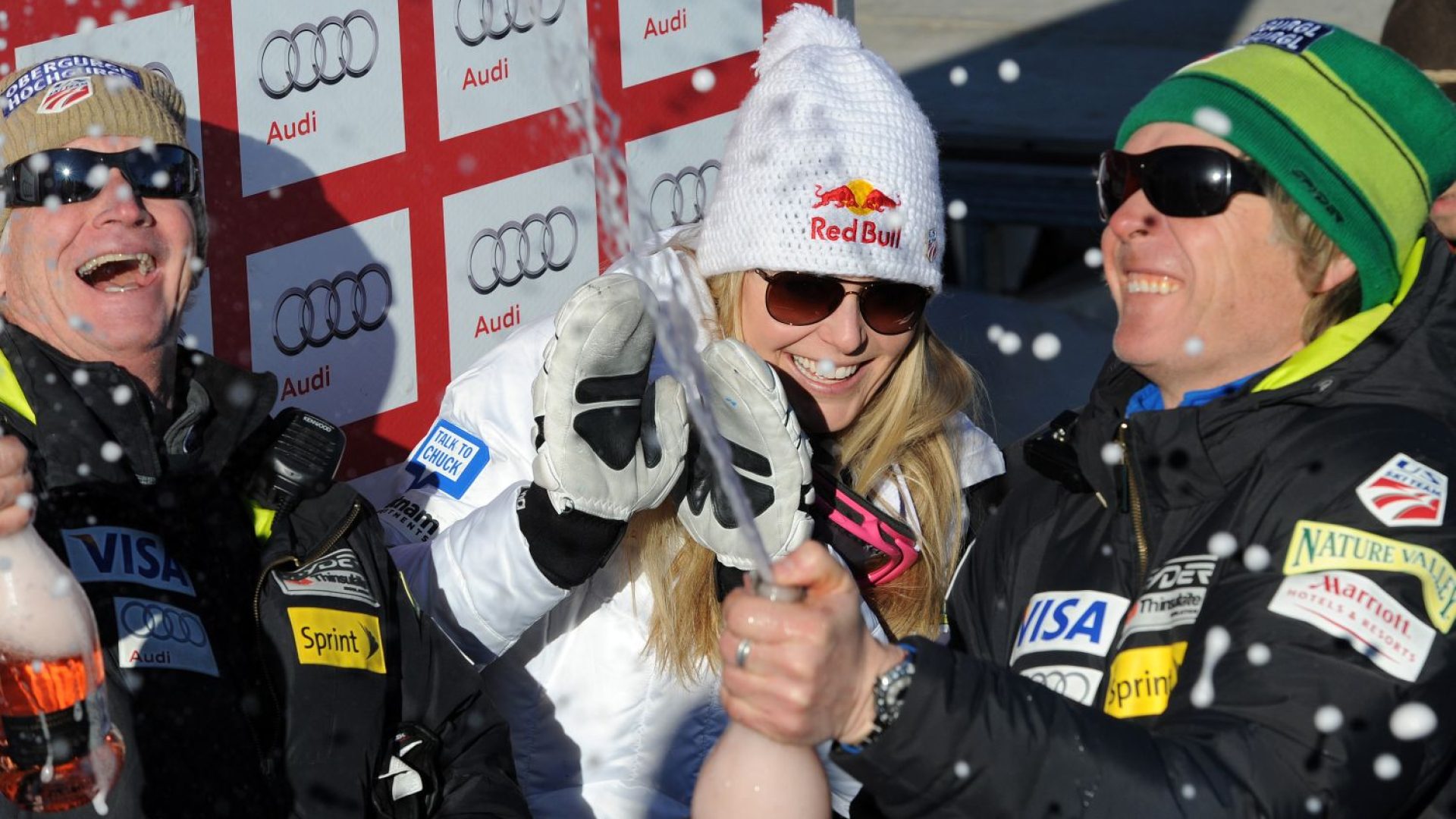 lindsey-celebrating-the-super-g-victory-with-her-coaches
