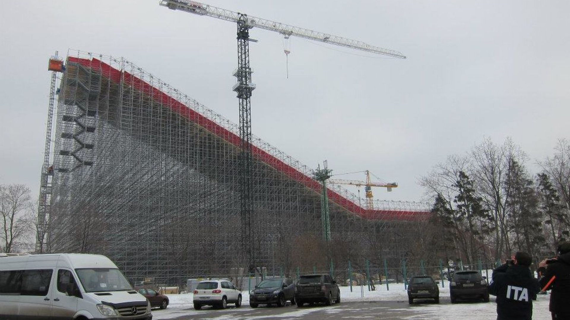 the-ramp-at-the-luzhniki-olympic-complex-for-the-night-parallel-slalom-in-moscow-is-170-feet-high-and-over-535-feet-long-2